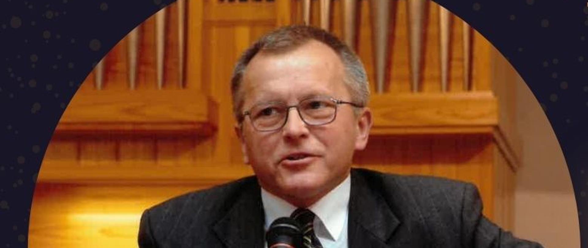 Czarne tło, na górze po lewej stronie zdjęcie Adama Mroczka, informacje dotyczące spotkania z p. Mroczkiem 13 grudnia 2023 roku o godzinie 11.00 w Auli ZSM