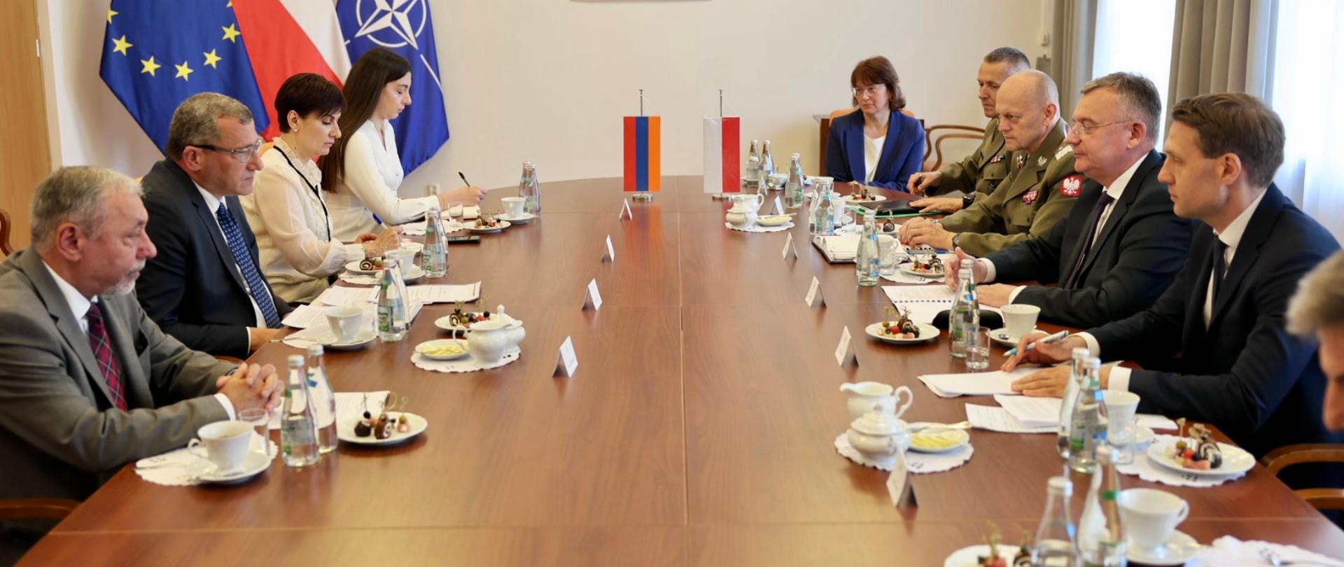 Sekretarz stanu Paweł Bejda, spotkał się z wiceministrem obrony Republiki Armenii Karenem Brutyanem. W spotkaniu uczestniczył także Ambasador Armenii, JE Aleksander Arzumanyan. Głównym celem rozmów było pogłębienie relacji dwustronnych, ze szczególnym uwzględnieniem współpracy w dziedzinie obronności, bezpieczeństwa oraz gospodarki. Podczas spotkania podkreślono wzajemne zainteresowanie obu państw zacieśnianiem więzi i wymianą doświadczeń.