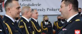 Śląski Komendant Wojewódzki PSP nadbryg. Jacek Kleszczewski wręcza podziękowania funkcjonariuszowi odchodzącemu na zaopatrzenie emerytalne.