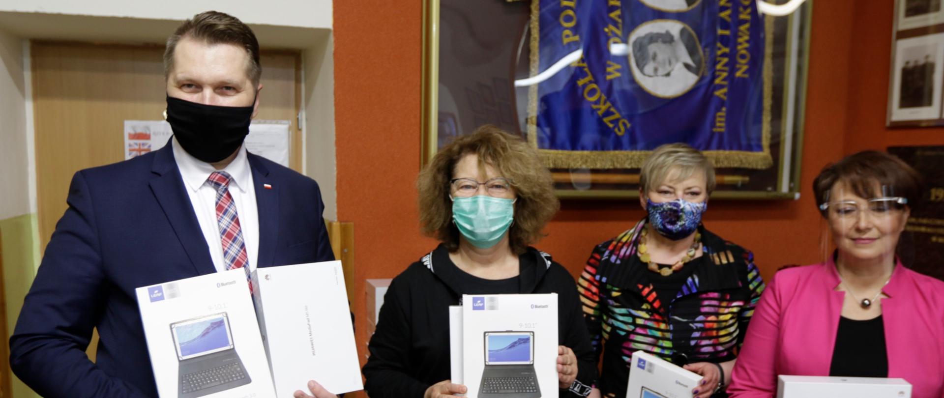 Minister Edukacji i Nauki Przemysław Czarnek odwiedził dwie szkoły w gminach Jastków i Zakrzówek w województwie lubelskim. Podczas wizyt w Szkole Podstawowej w Ożarowie i Publicznej Szkole Podstawowej w Majdanie-Grabinie minister przekazał dyrektorom Szkolne Pakiety Multimedialne. 