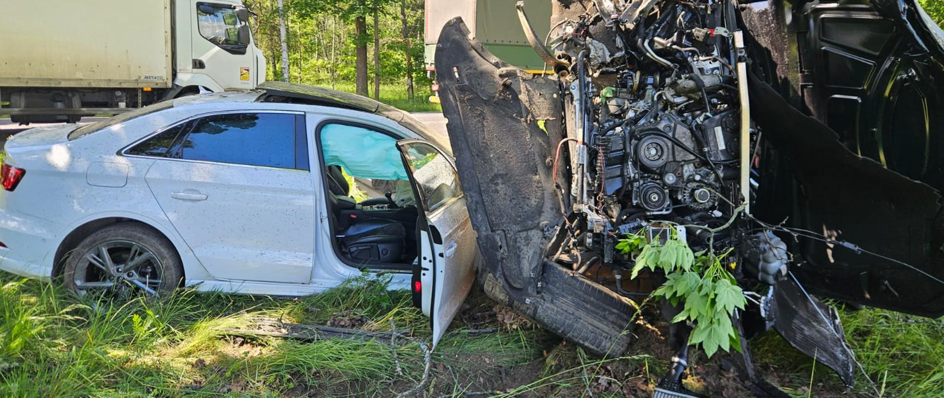 Auta po zderzeniu stoją roztrzaskane na poboczu 