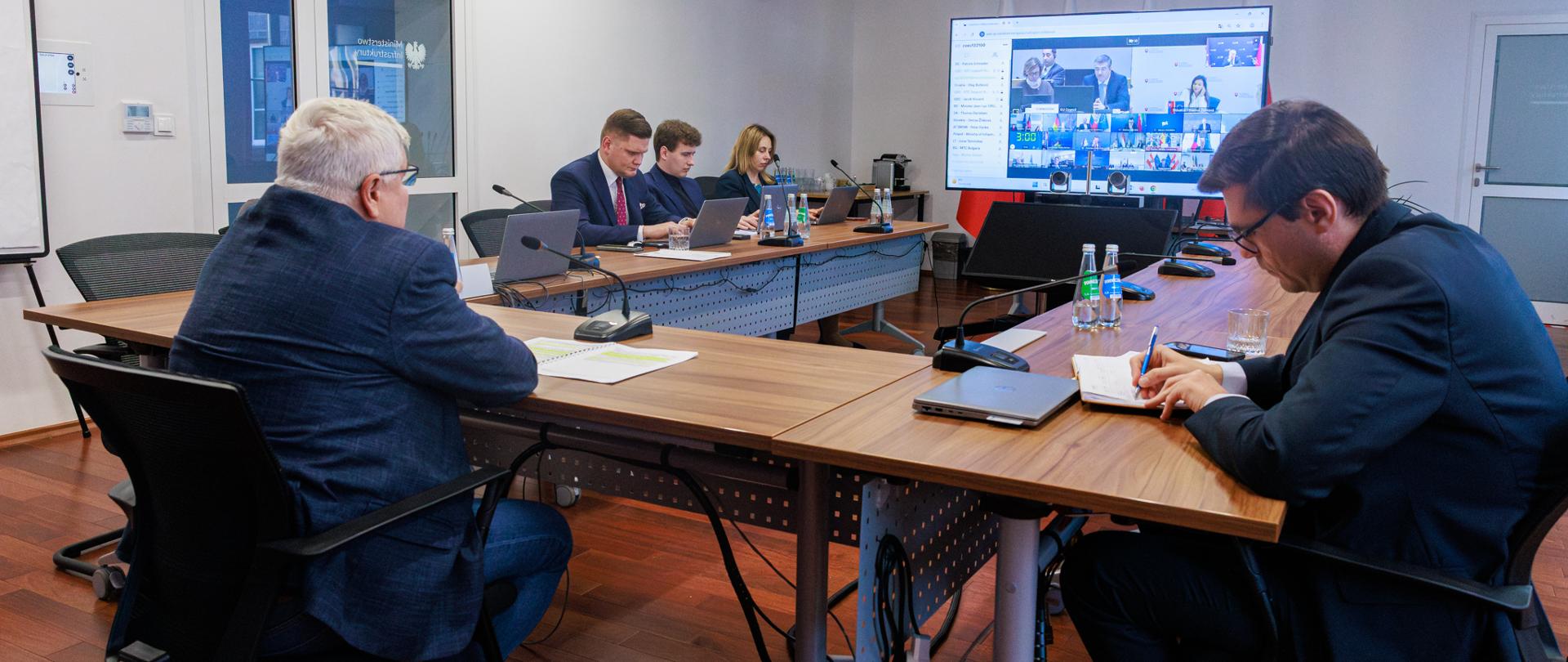 Wiceminister infrastruktury Maciej Lasek wziął udział w nieformalnym posiedzeniu ministrów transportu państw członkowskich Unii Europejskiej, poświęconym skutkom konfliktu na Bliskim Wschodzie dla unijnego sektora transportu. 