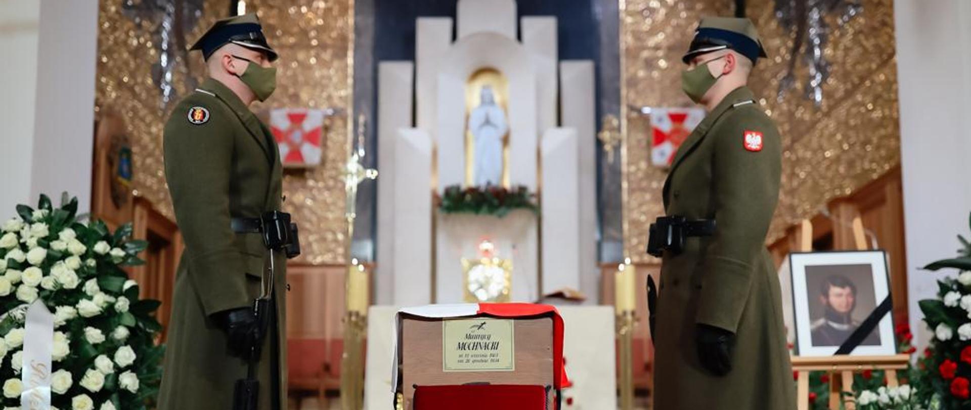 Na zdjęciu znajduje się warta honorowa Wojska Polskiego, znajdująca się przy trumnie uczestnika i kronikarza Powstania Listopadowego śp. Maurycego Mochnackiego. Zdjęcie wykonano w Katedrze Polowej Wojska Polskiego, gdzie odbyła się msza żałobna w intencji śp. Maurycego Mochnackiego.