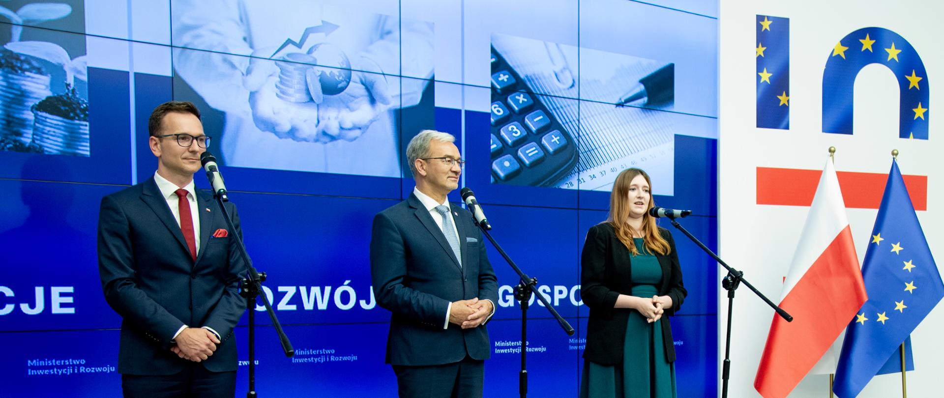 przed mikrofonami stoją sekretarz stanu Waldemar Buda, minister Jerzy Kwieciński, podsekretarz stanu Anna Gembicka