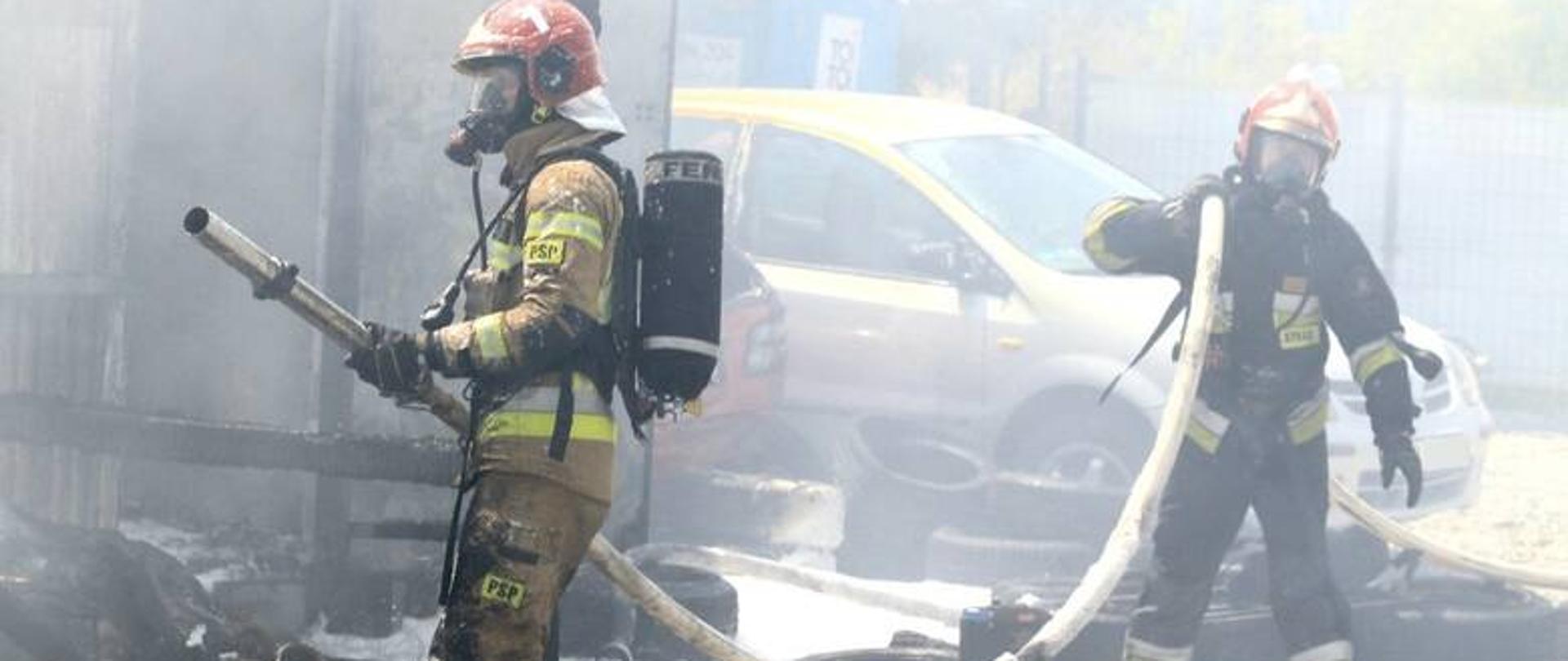 Strażacy gasza pożar