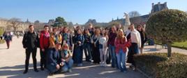 Na zdjęciu widzimy grupę młodzieży PLSP im. A. Kenara wraz z opiekunami w Ogrodach Tuileries