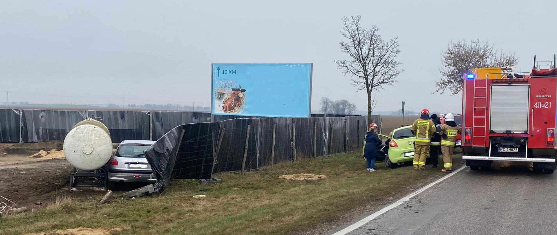 Strażacy udzielają pomocy poszkodowanej
