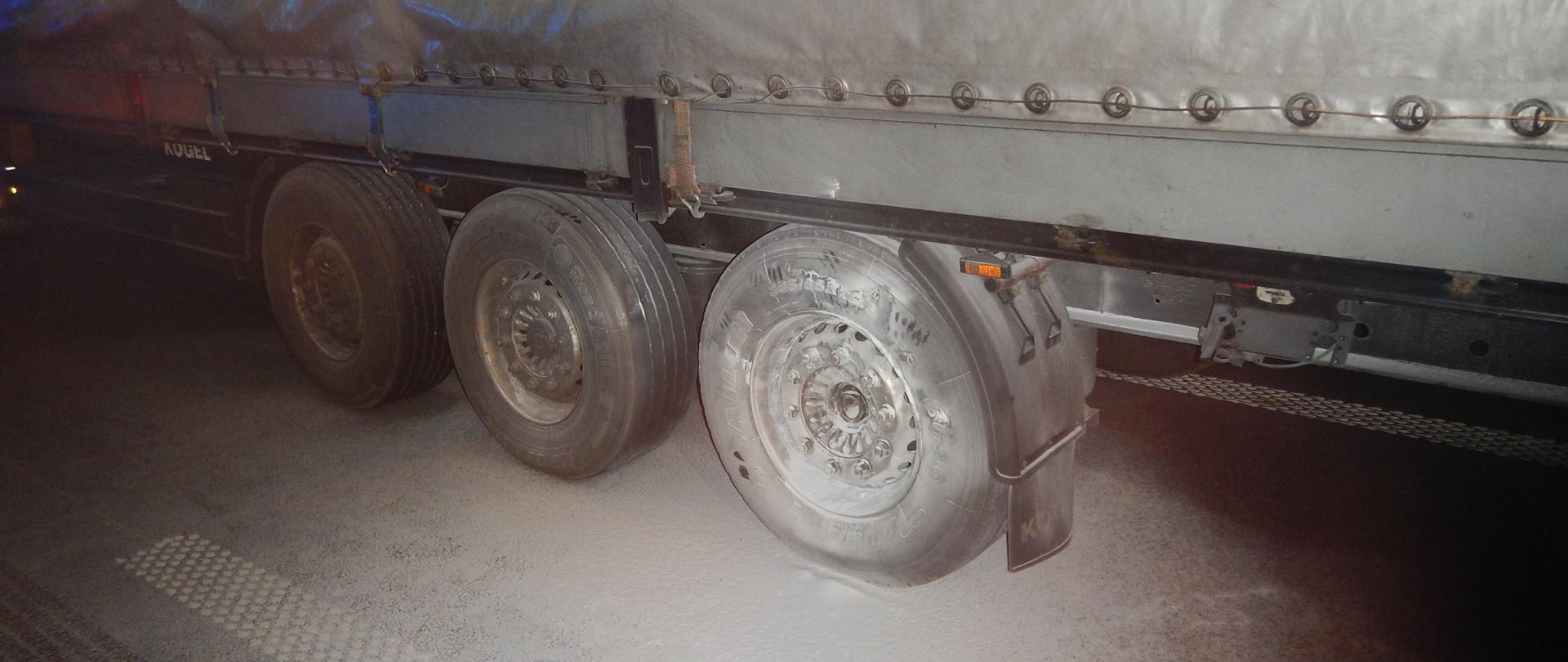 Zdjęcie przedstawia naczepę samochodu ciężarowego po ugaszeniu pożaru.