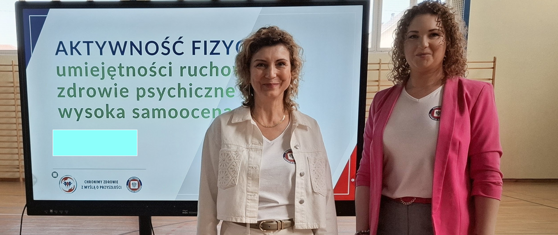 Przedstawicielki Państwowego Powiatowego Inspektora Sanitarnego w Garwolinie na tle sjaldu o aktywności fizycznej.