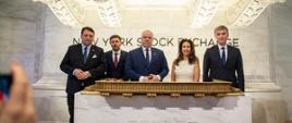 Minister rozwoju i technologii Piotr Nowak podczas wizyty na Nowojorskiej Giełdzie Papierów Wartościowych, po lewej stronie od ministra stoi wicepremier i minister aktywów państwowych Jacek Sasin