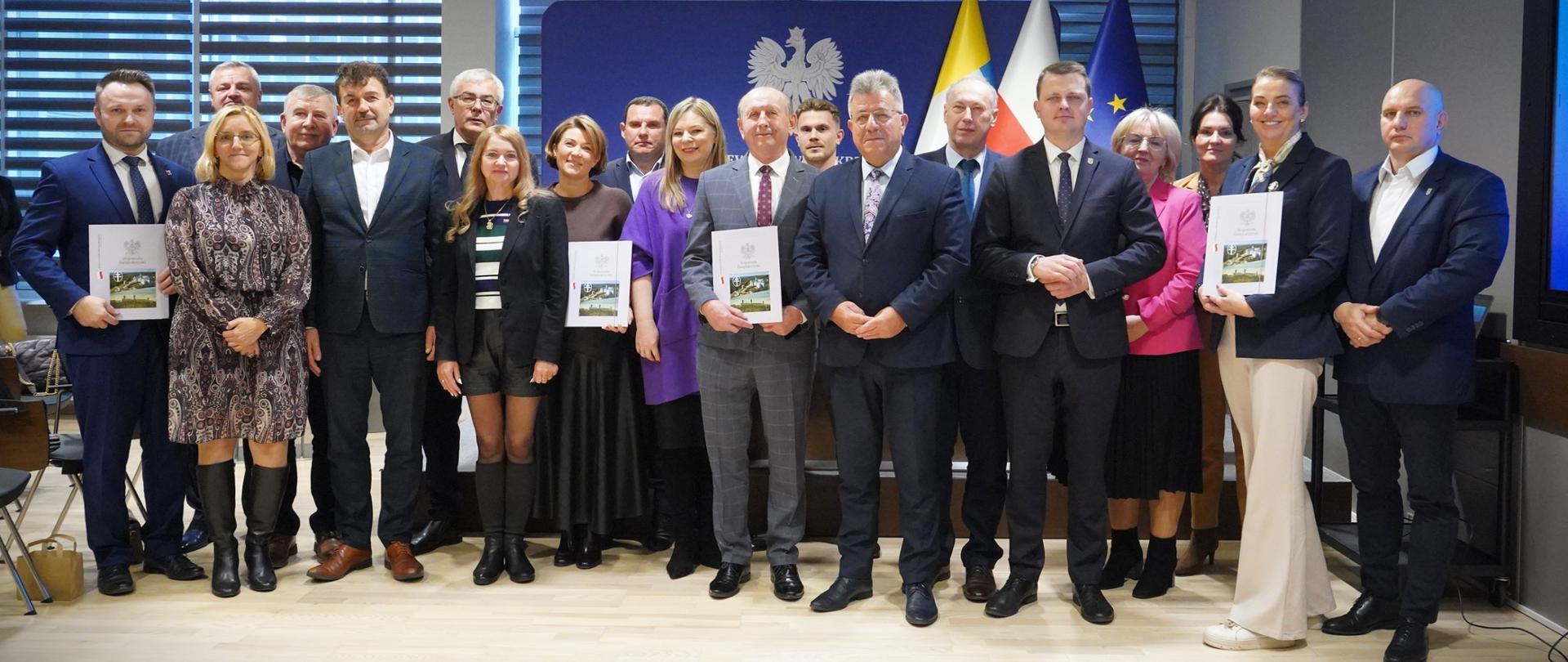 Podpisanie umów z samorządowcami.