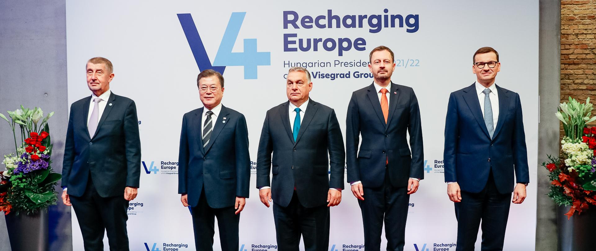 Wspólne zdjęcie szefów rządów V4 i prezydenta Korei.