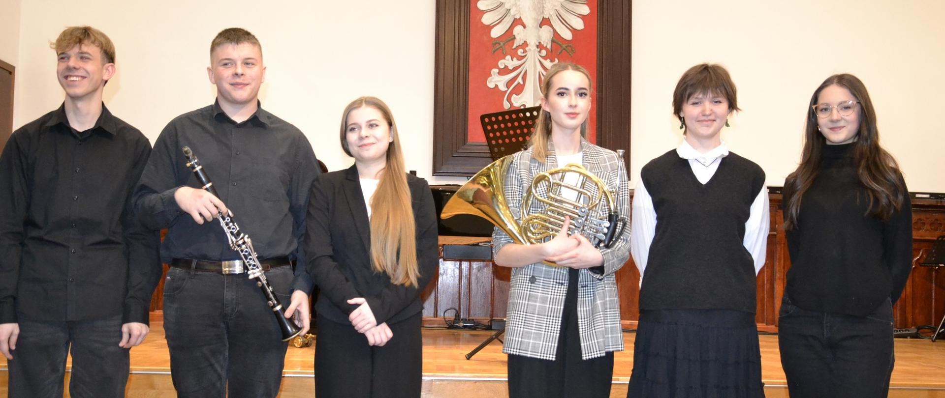 uczniowie klasy V PSM II stopnia podczas koncertu klasowego na scenie w sali królewskiej psm mielec