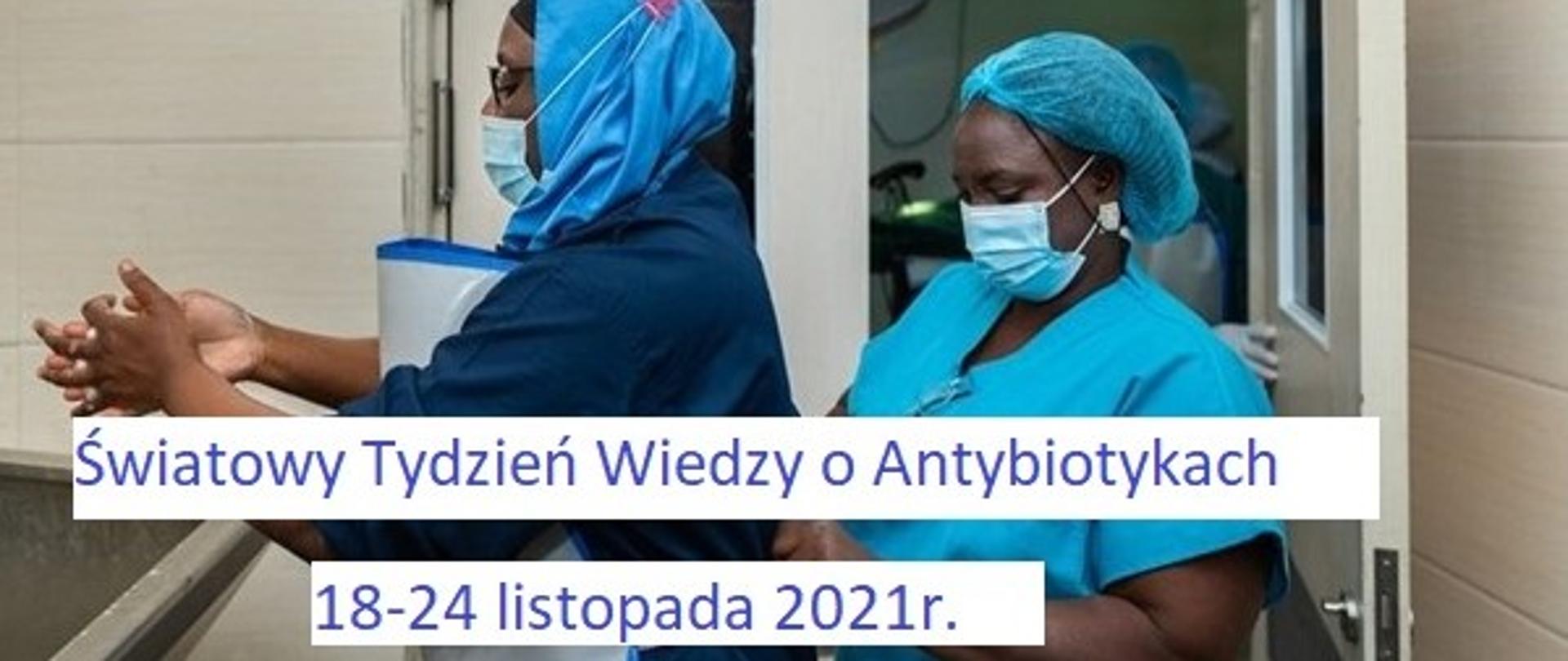 Na zdjęciu przedstawione są pracownice szpitala, które dezynfekują ręce, zabezpieczone w odzież ochronna i maseczki.