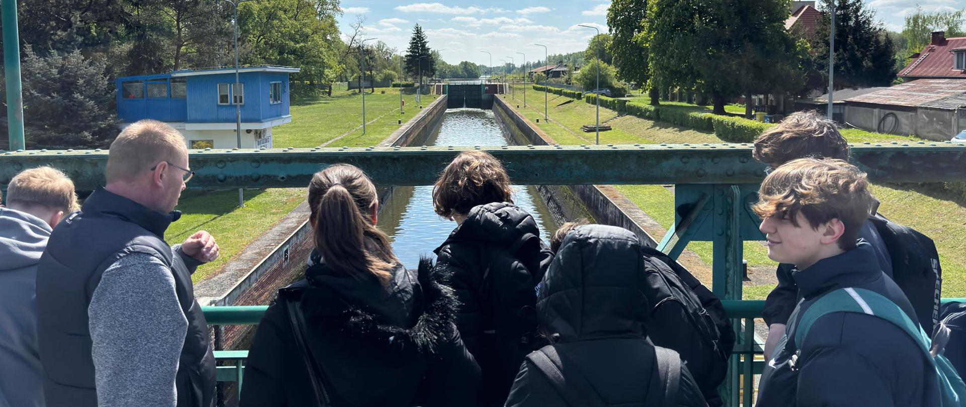 Widok na śluzę Bartoszowice.