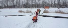 Ćwiczenia kazimierskich strażaków z zakresu ratownictwa lodowego na zbiorniku retencyjnym w Kazimierzy Wielkiej