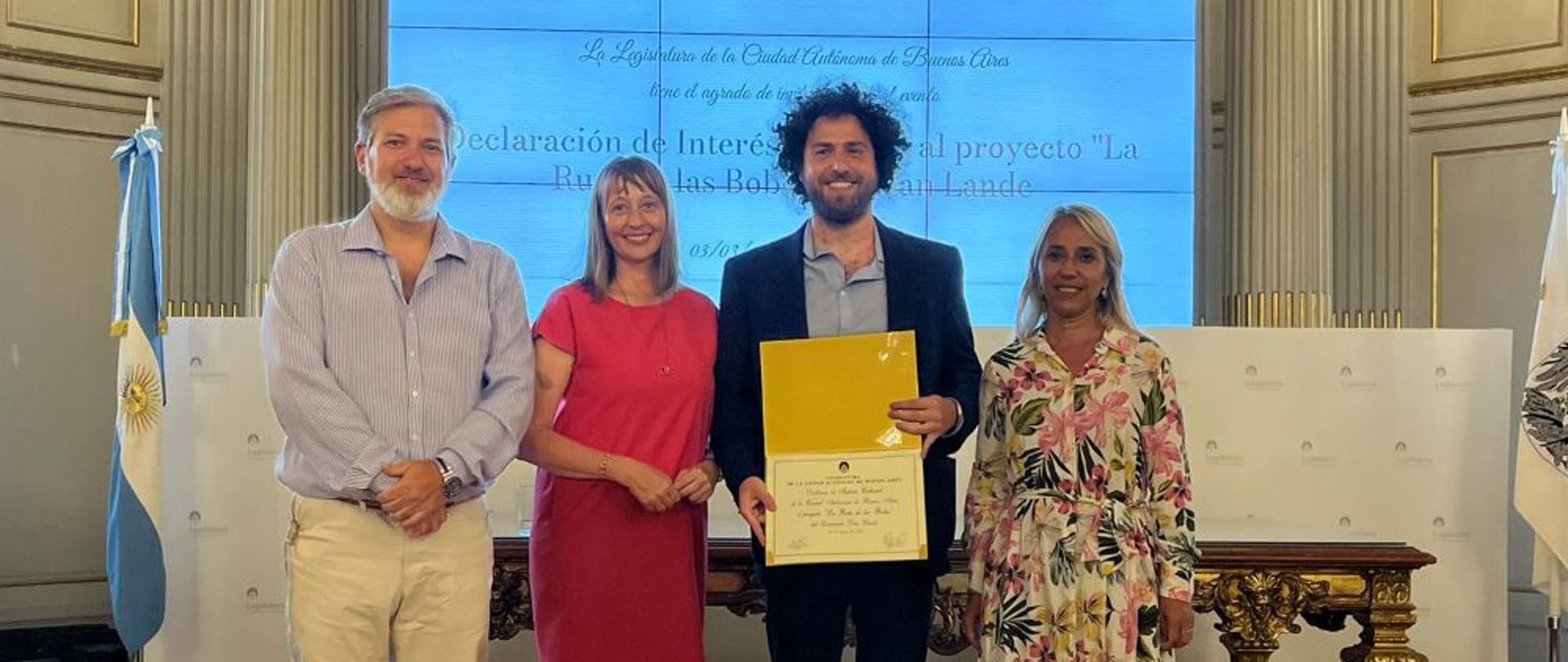 La Legislatura de la Ciudad Autónoma de Buenos Aires reconoció la acción “La Ruta de las Bobes”, concebida e implementada por Dan Lande, como patrimonio cultural de la capital argentina. Su objetivo es preservar la memoria de nuestros antepasados, que es parte de nuestra identidad, en este caso familias que emigraron de Polonia y otros países de Europa del Este a Argentina. 