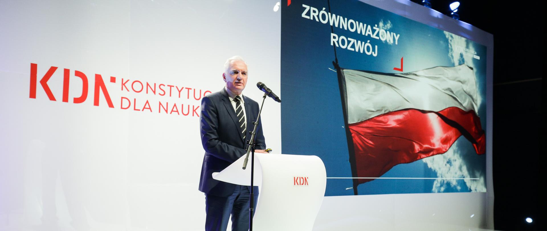 Wicepremier Jarosław Gowin na scenie podczas prezentacji projektu ustawy.