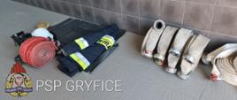 Widoczny na zdjęciu sprzęt przekazywany dla strażaków z Ukrainy - buty, hełmy, ubrania specjalne, węże pozarnicze