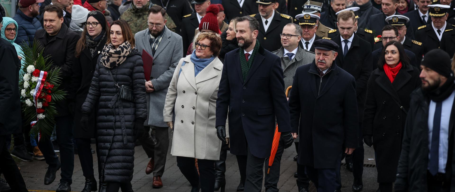 tłum ludzi idzie, na przodzie wojewoda i wicepremier