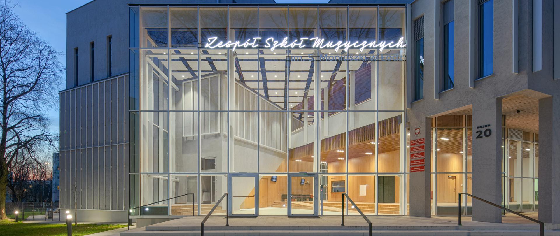 wejscie do budynku szkoły