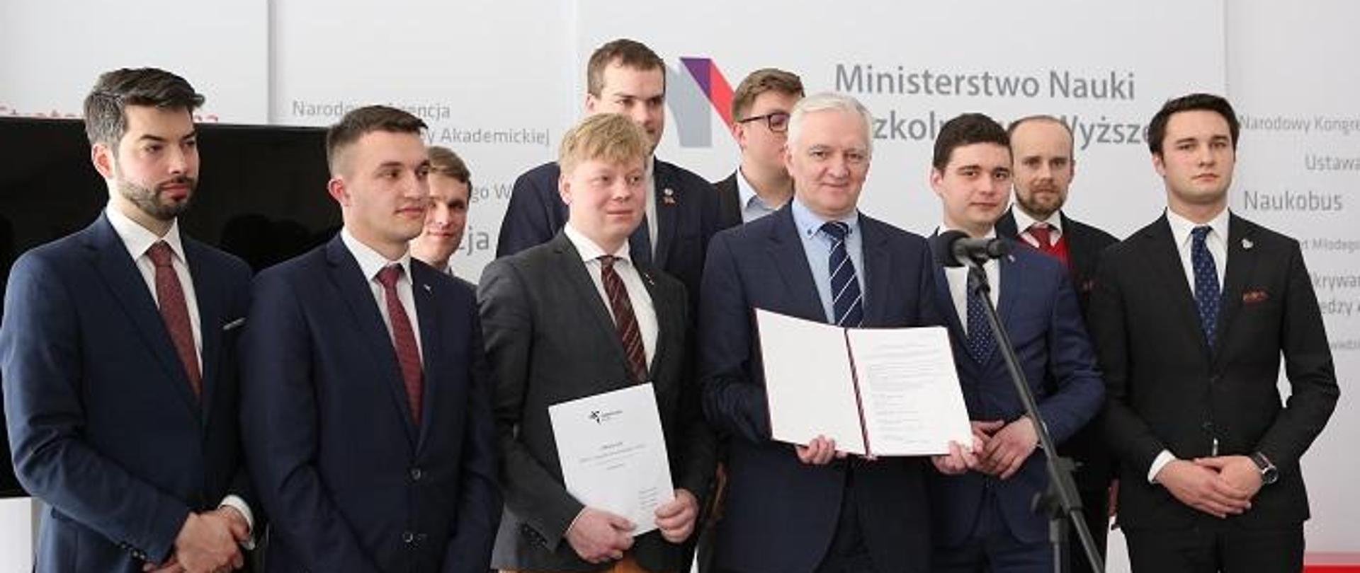 Minister Gowin w otoczeniu przedstawicieli organizacji