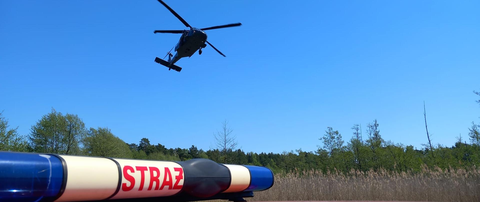 śmigłowiec nadlatuje na lądowisko