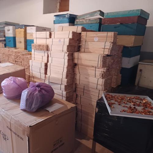 Magazyn z pudłami i kartonami, w których jest sprzęt dla pszczelarzy