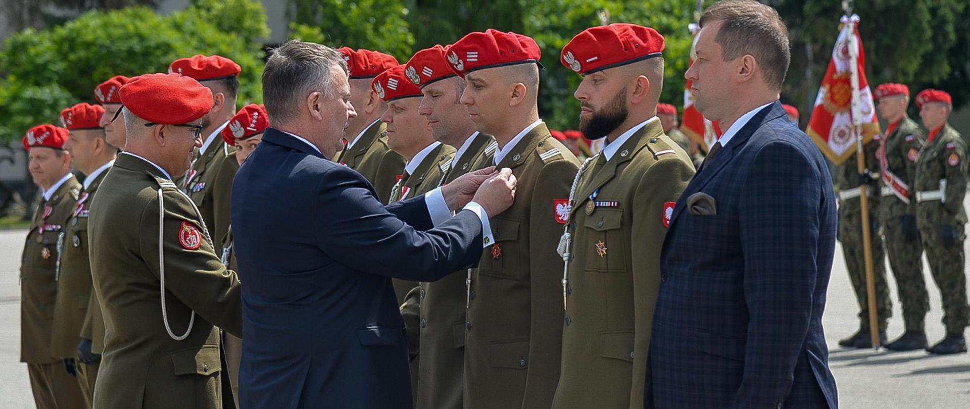 12 czerwca 2025 r. w Warszawie sekretarz stanu w MON Paweł Bejda wziął udział w apelu z okazji 35-lecia Żandarmerii Wojskowej. 