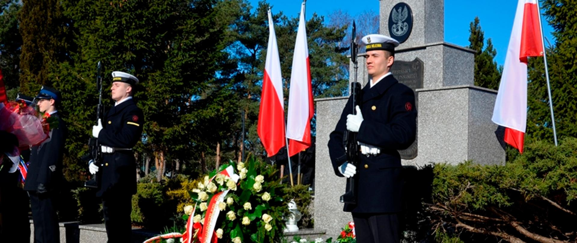 Przedstawiciele służb mundurowych oddają honory podczas obchodów rocznicy śmierci admirała floty Józefa Unruga.