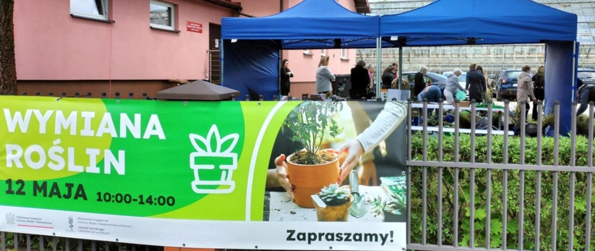 Budynek WIORiN w Kielcach oraz OCL w Kielcach. Na ogrodzeniu umieszczony jest duży transparent informacyjny dotyczący Wymiany roślin i doświadczeń. W tle namioty inspekcji oraz tłum ludzi