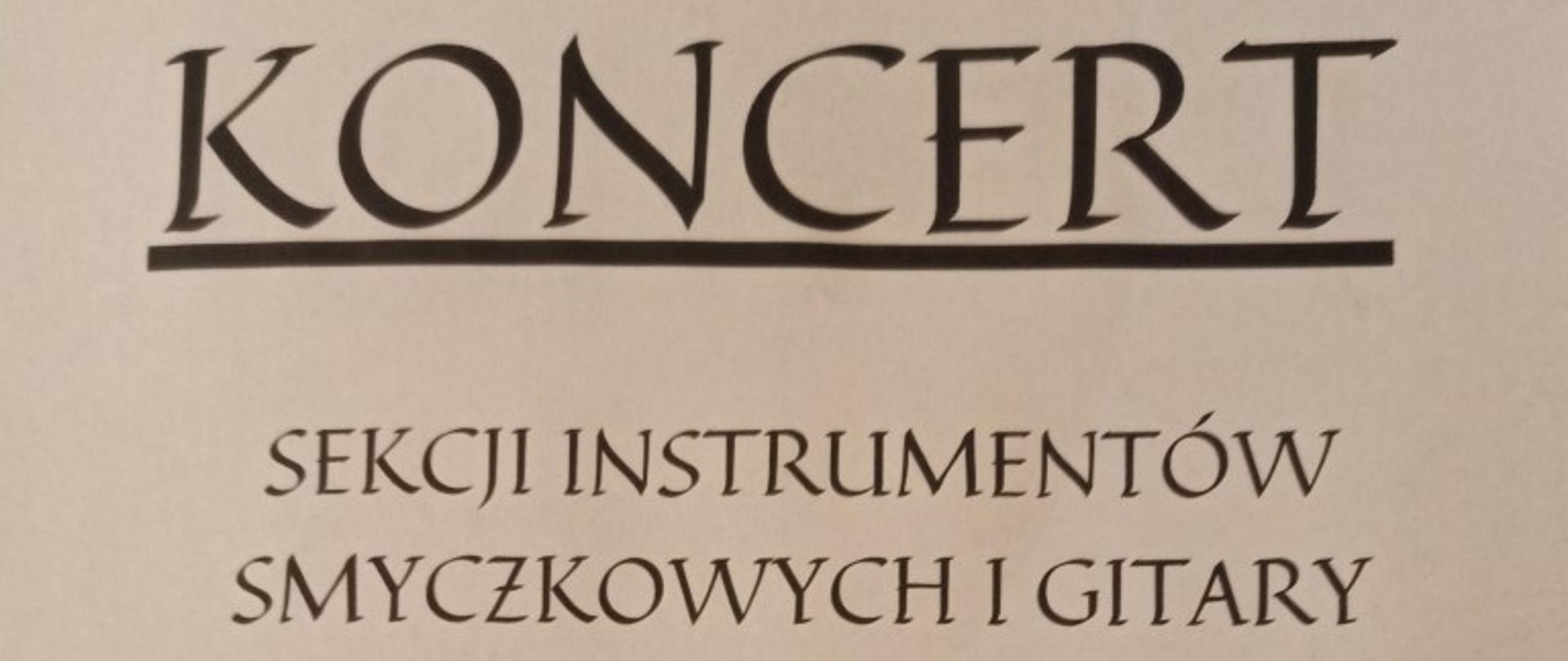 Grafika kolorowa. Plakat koncertu sekcji instrumentów smyczkowych i gitary z rysunkiem skrzypiec po prawej i lewej stronie. Tekst: Zamek Książąt Pomorskich 10.12.2022r. godzina 12.00 ZAPRASZAMY