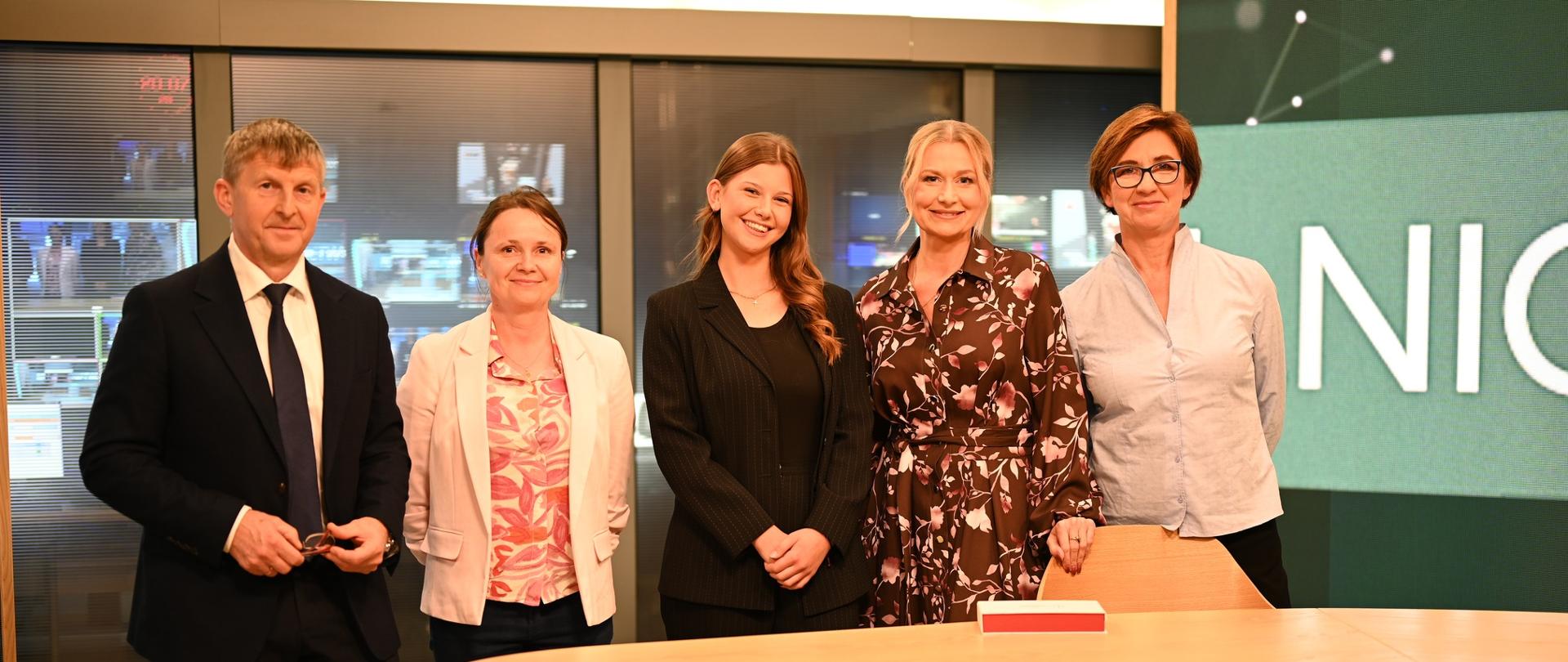 osoby uczestniczące przy nagrywaniu programu w telewizji regionalnej 