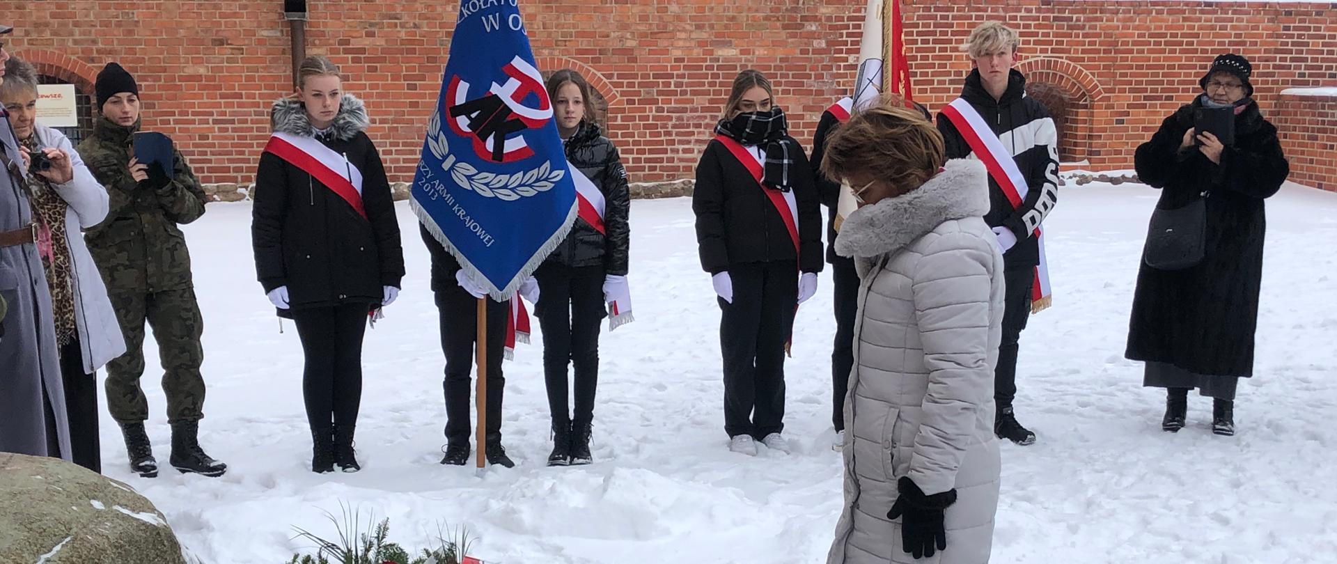 Na zdjęciu widać kobiety i mężczyzn