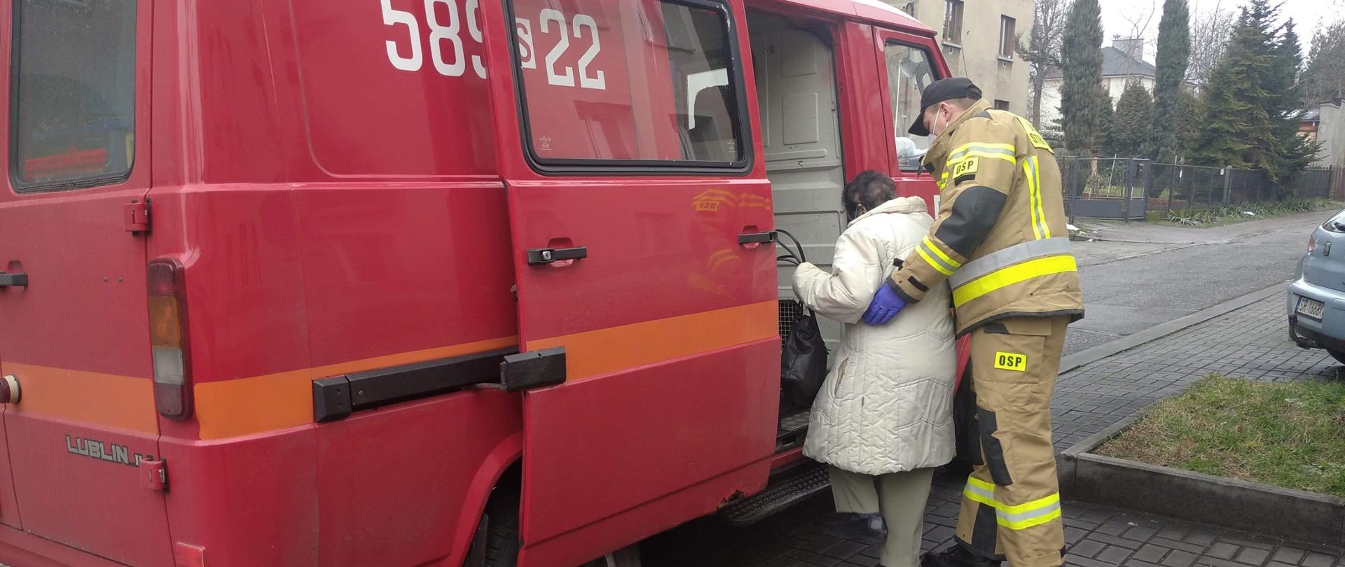 Transport starszej osoby do punktu szczepień COVID 19 przez jednostkę Ochotniczej Straży Pożarnej