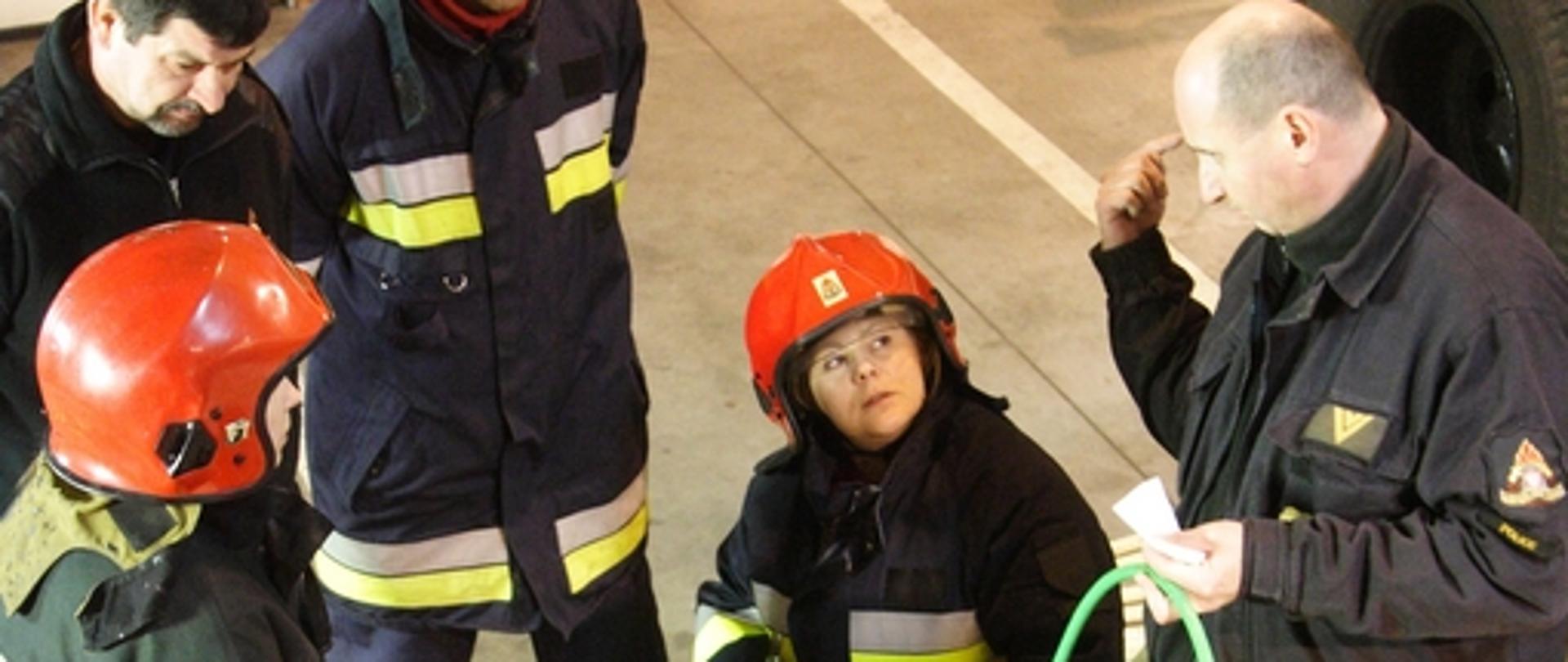 Zdjęcie przedstawia szkolenie z zakresu ratownictwa technicznego