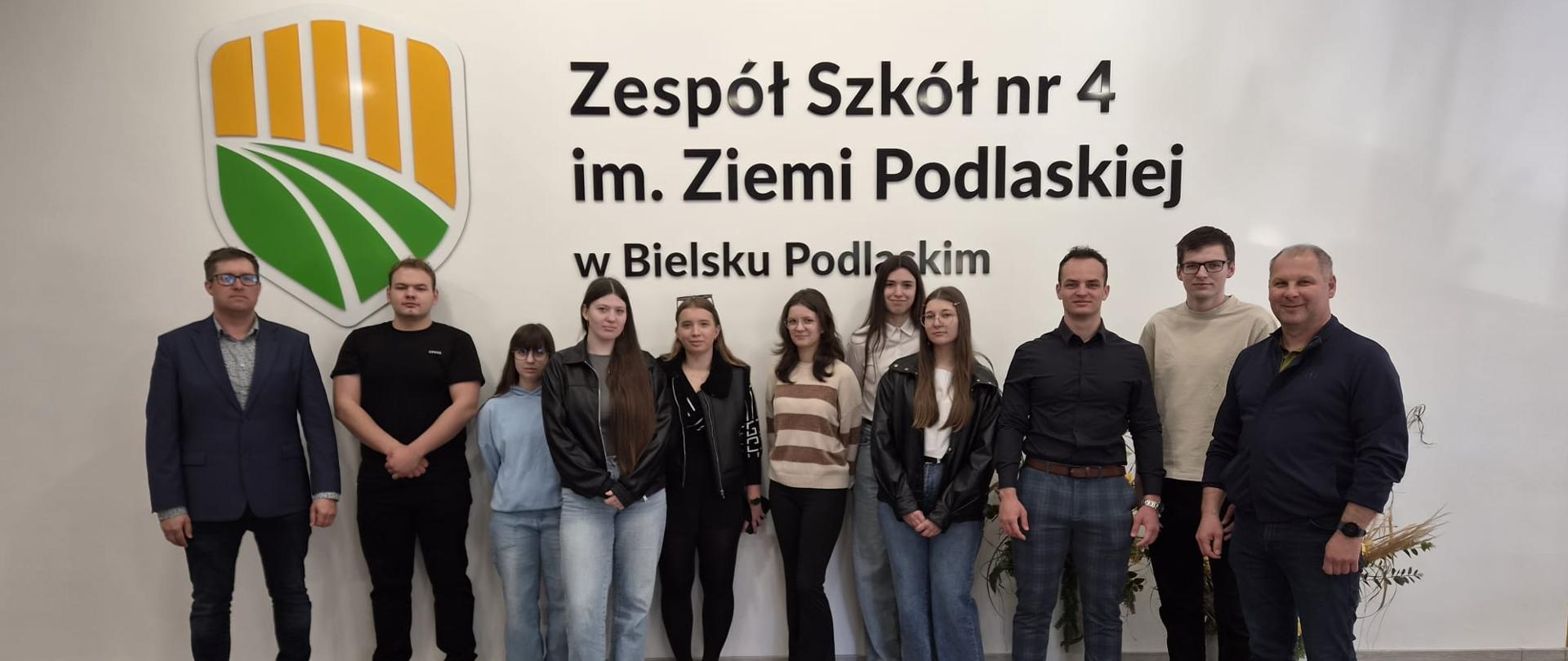 Delegacja ZSCKR przed nazwą szkoły 