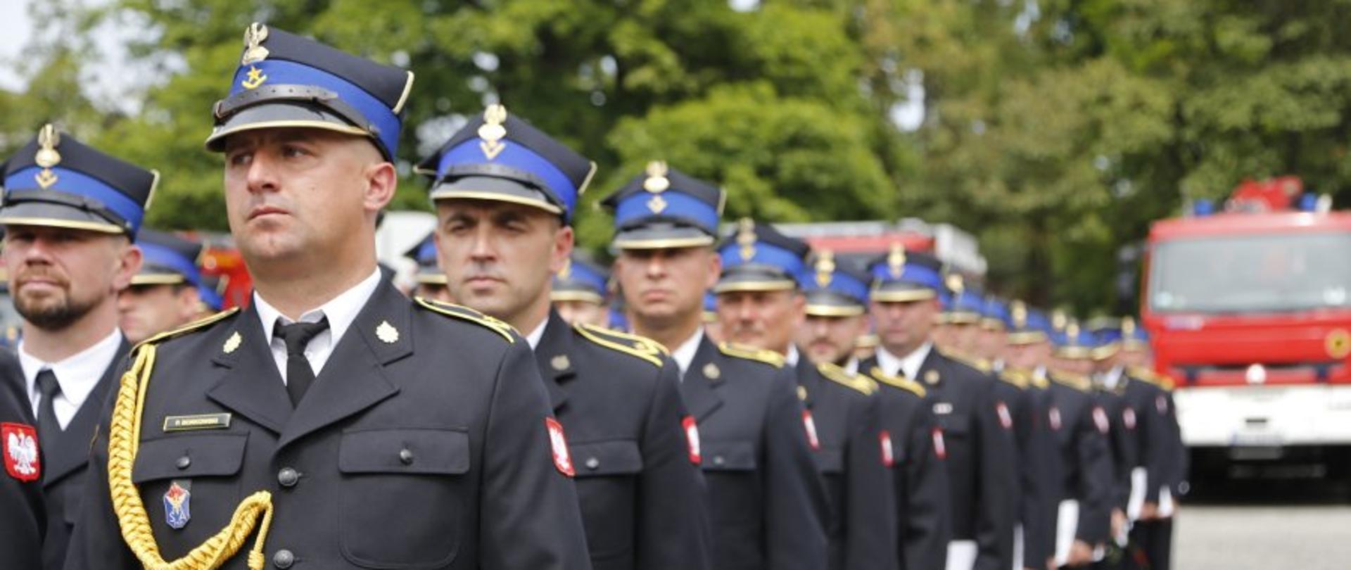 kadeci na placu ustawienie w kolumnach
