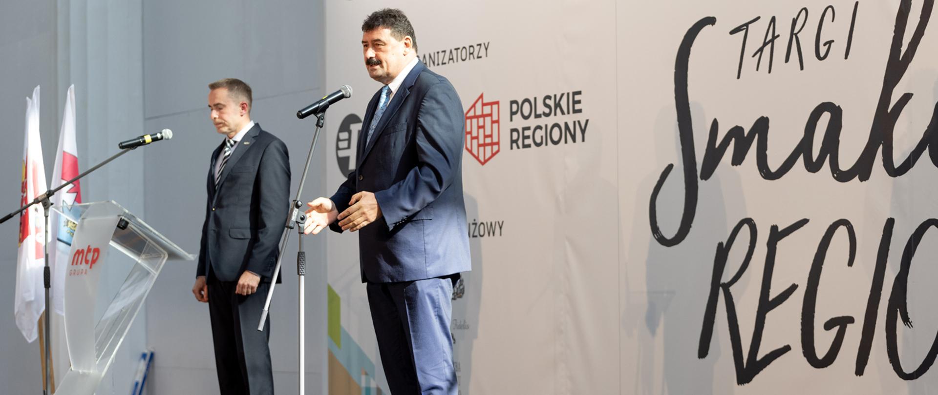 Sekretarz stanu Ryszard Bartosik, stojący przy mikrofonie podczas przemowy.