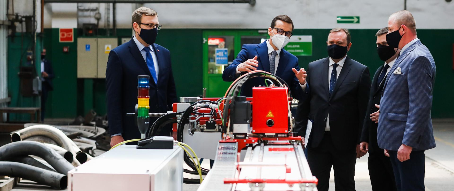 Premier zwiedza fabrykę.