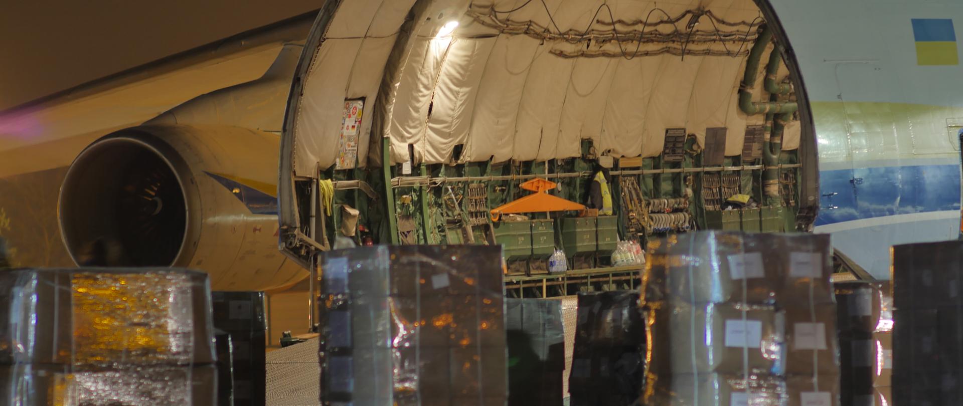 AN 124 Rusłan z środkami ochronnymi zakupionym przez Agencję Rozwoju Przemysłu