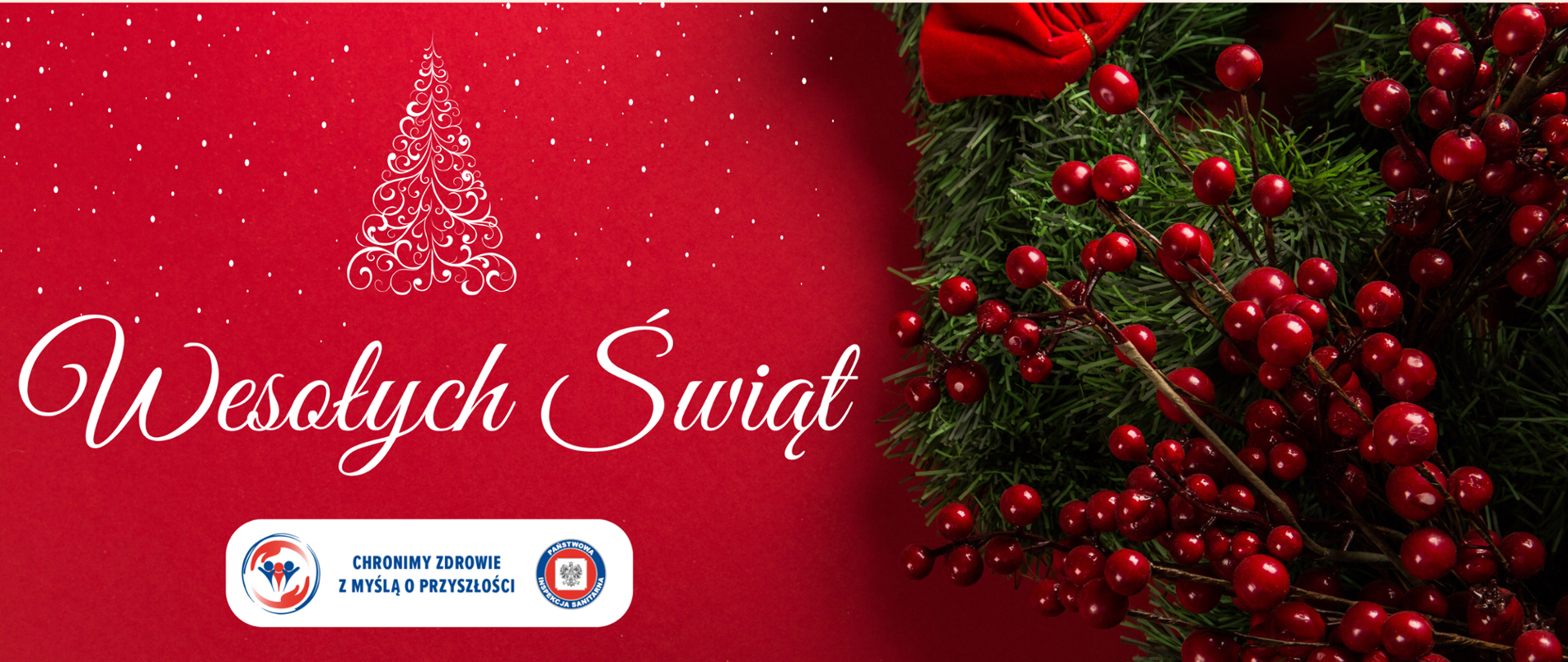Grafika na czerwonym tle, po lewej widać białą choinkę oraz padający śnieg, a pod spodem biały napis Wesołych Świąt. Pod napisem jest logo Inspekcji Sanitarnej z hasłem "Chronimy zdrowie z myślą o przyszłości". Po prawej stronie jest stroik z zielonymi gałązkami choinki i czerwonym przystrojem. 