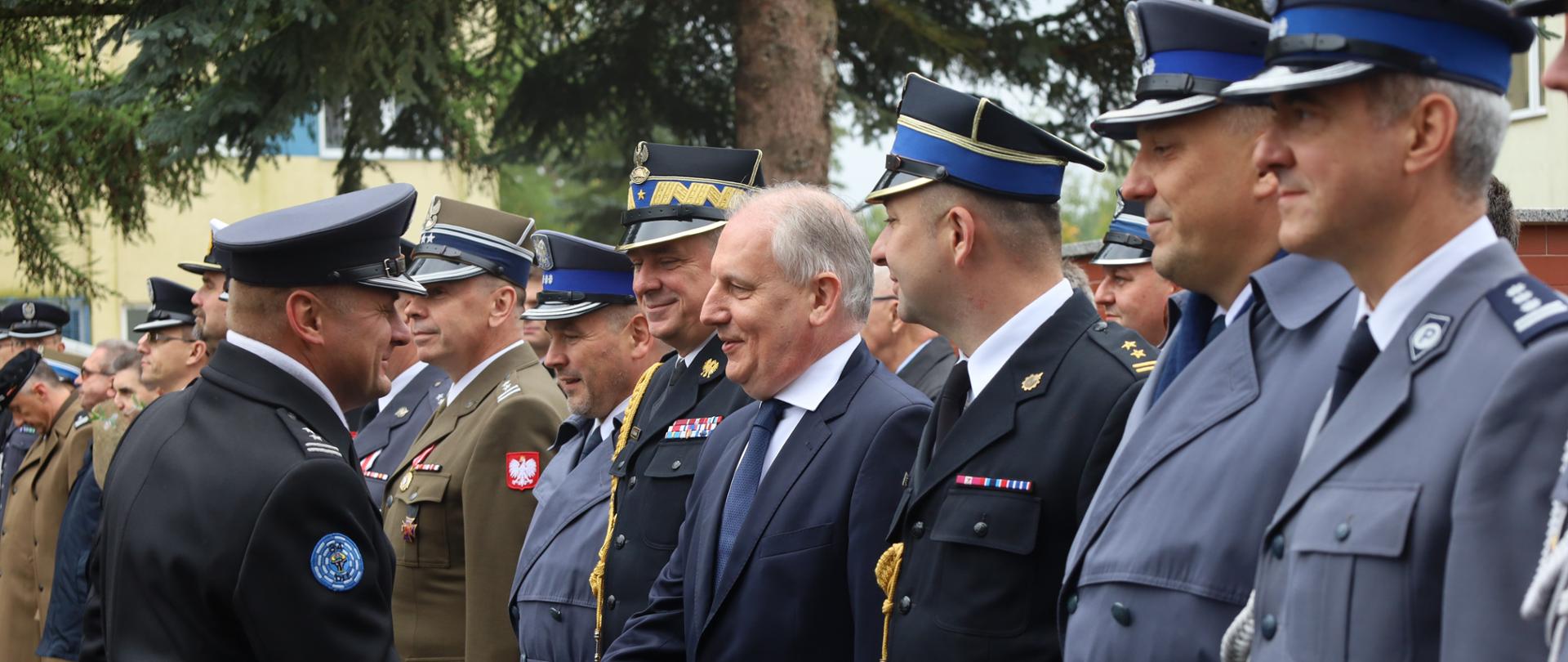 Dowódca 34 batalionu radiotechnicznego wita zaproszonych gości biorących udział w 34 święcie chojnickiego batalionu radiotechnicznego.