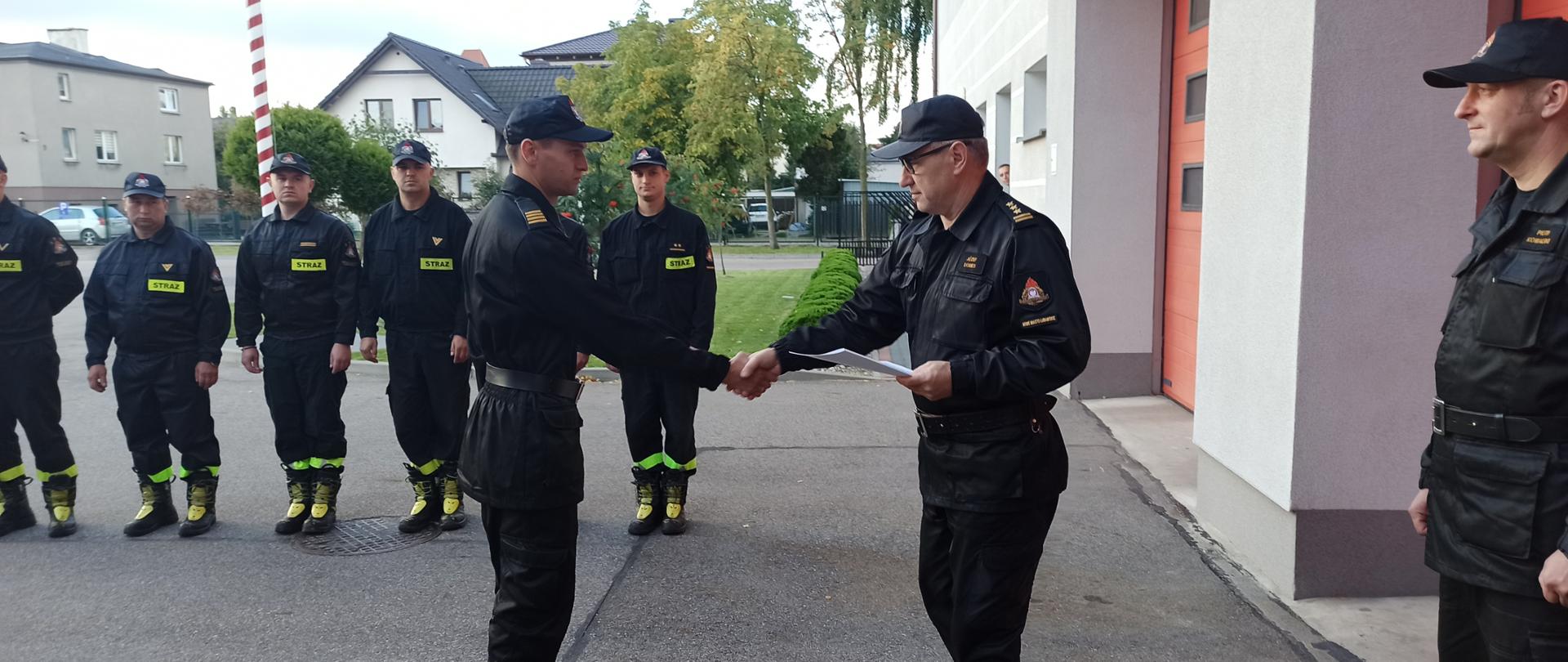 Strażak z nowomiejskiej komendy po służbie ratował życie uczestnikom wypadku drogowego. Komendant powiatowy uhonorował go nagrodą.