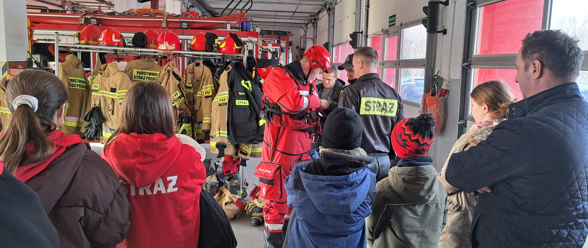 Na zdjęciu znajdują się osoby odwiedzające komendę podczas Dni otwartych.