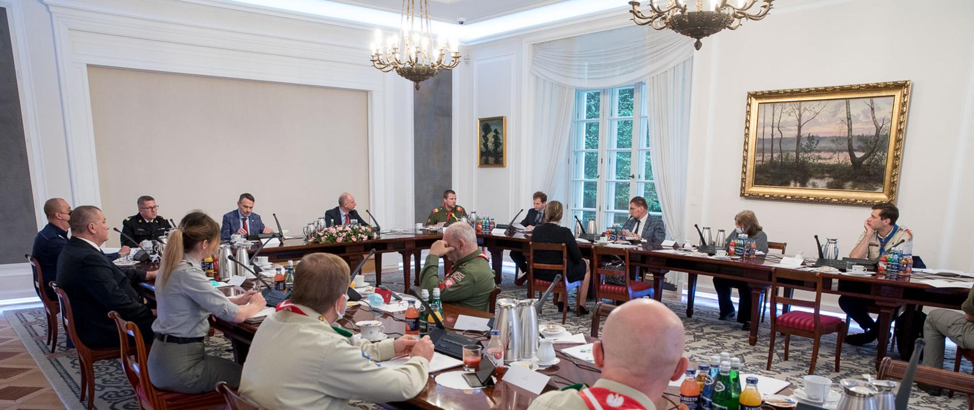 Uczestnicy spotkania m. in. harcerze, przedstawiciele służb siedzą w sali Belwederu przy stołach