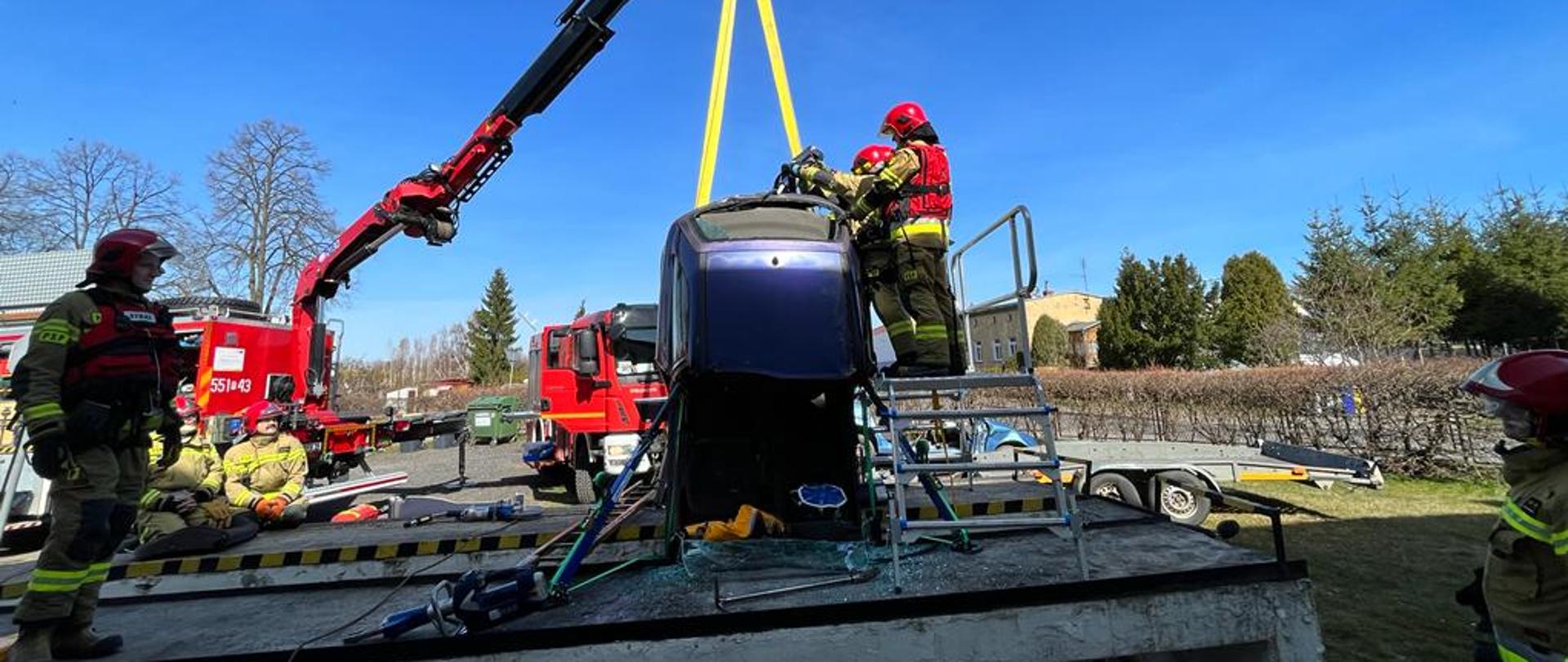Na zdjęciu widać strażaków PSP podczas ćwiczeń z ratownictwa technicznego na terenie JRG 1 w Pile.