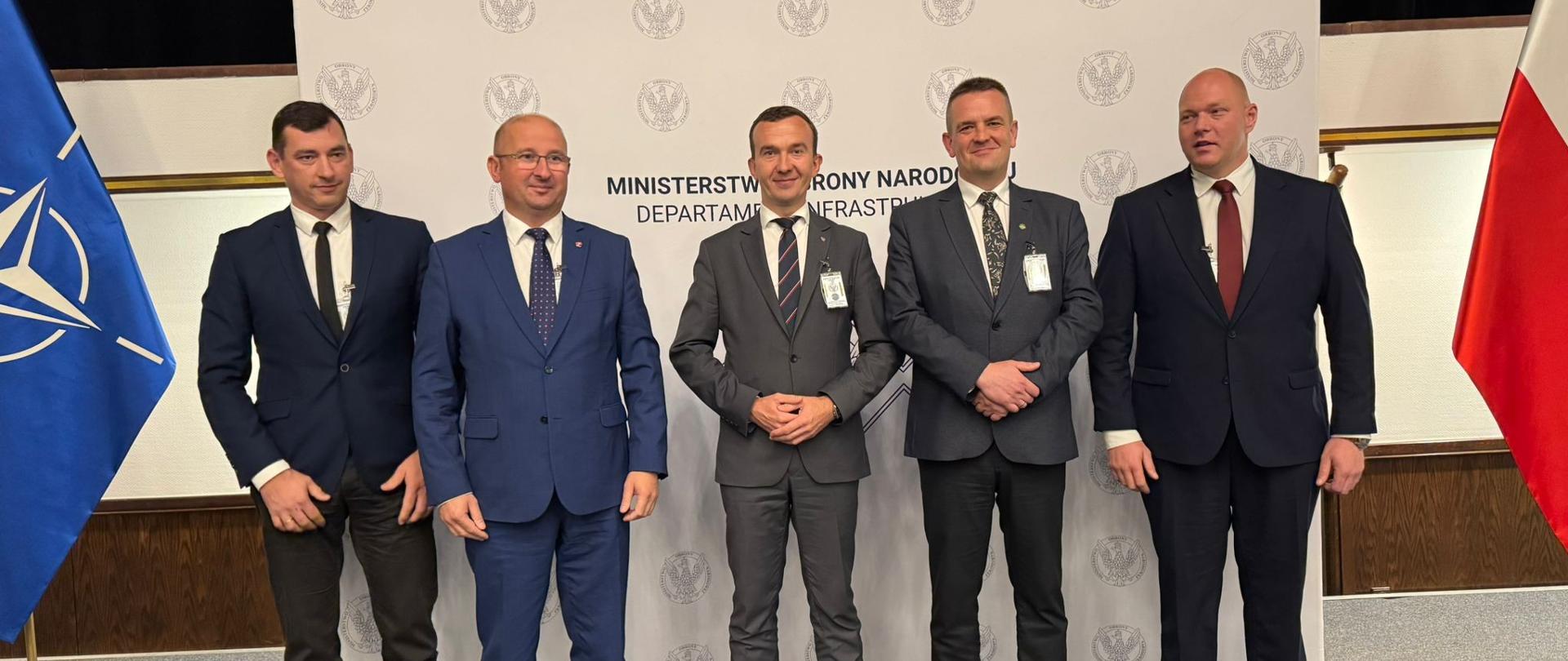 Pięciu mężczyzn podczas spotkania dotyczącego Programu Ochrony Ludności