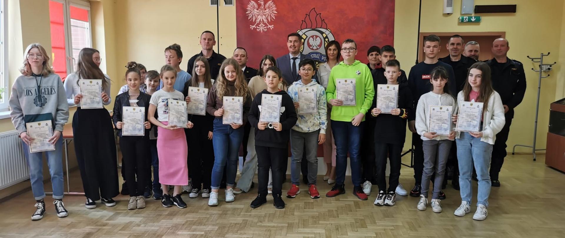 Uczestnicy Ogólnopolskiego Turnieju Wiedzy Pożarniczej z: Panem Starostą, Naczelnik Wydziału Zarządzania Kryzysowego i Spraw Obywatelskich,Wiceprezesem ZOP ZOSP RP oraz z komisją egzaminacyjną.