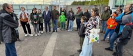 Przewodnik wita około 40-osobową grupę podczas zwiedzania składowiska. 